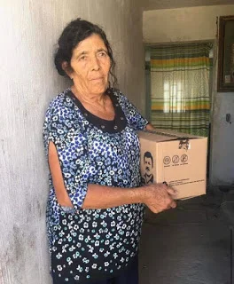 Familiares del Chapo reparten Chapodespensas 1 EVvtbcxWkAM En un vídeo que se hizo viral en redes sociales se puede ver a familiares del peligroso narcotraficante el Chapo Guzmán repartiendo chapodespensas para apalear la crisis en México.
