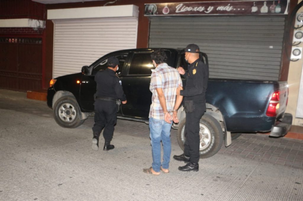 14,700 arrestados por violar el toque de queda 1 EWsZnoNUwAAfII1 Casi 15 mil guatemaltecos fueron arrestados en 1 mes por necios y retar a las autoridades al violar el toque de queda.
