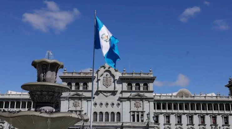 Por actos de corrupción destituyen a 2 viceministros 1 Palacio Nacional de la Cultura Guatemala En plena crisis por el covid-19 dos viceministros de salud son destituidos por actos de corrupción. Los destituidos son los viceministros de Salud Pública y Asistencia Social.