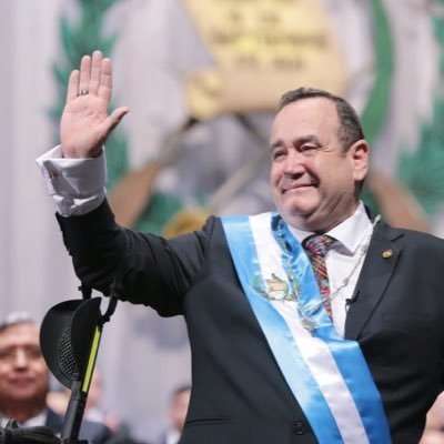 esAr El presidente de Guatemala Alejandro Giammattei en conferencia de prensa anuncio que ahora el toque de queda inicia a las 18:00 horas.