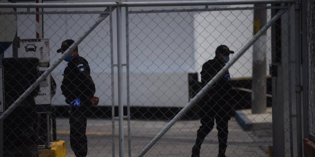 seguridad S18042020 Autoridades del Ministerio Público MP indicaron que se inicio una investigación de oficio, en contra de el guatemalteco contagiado con coronavirus que se escapo del hospital temporal localizado en el Parque de la Industria.