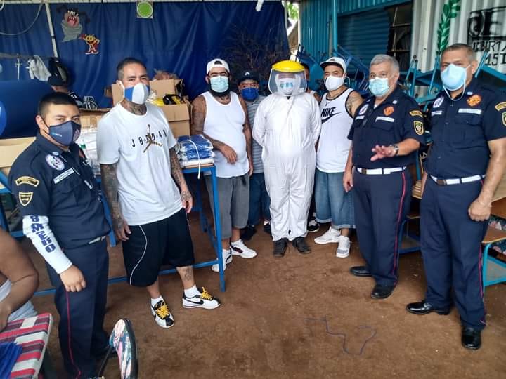 Pandilleros entregando una donación de mascarillas a los bomberos municipales