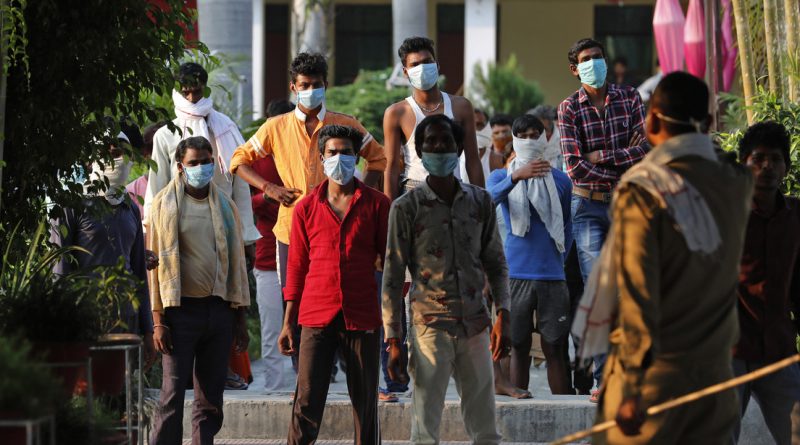 afectados por la pandemia del covid-19 pidiendo alimentos en la India