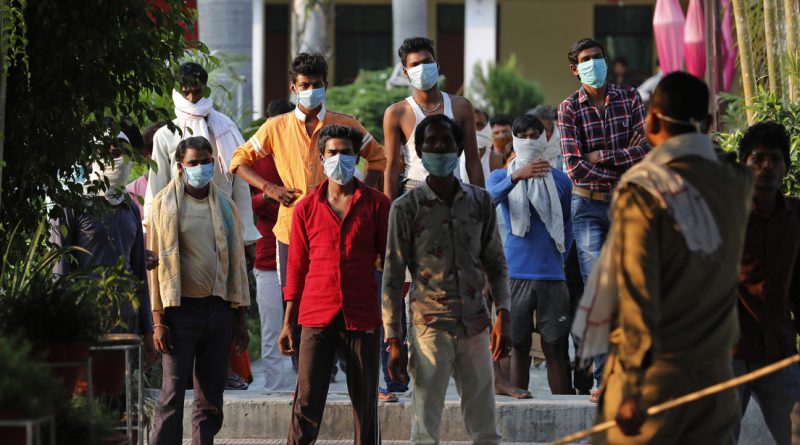 afectados por la pandemia del covid-19 pidiendo alimentos en la India