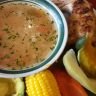 Plato que contiene un delicioso caldo de gallina guatemalteco con elote, zanahoria, wicoy, aguacate y tortillas, ideal para un almuerzo en familia