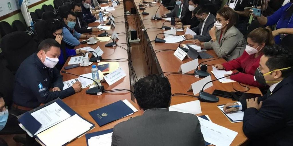 Mides entrega bono de Q1,000 a personas muertas 1 Diputados del congreso de Guatemala citan a personal del ministerio de desarrollo por que personas fallecidas reciben el bono de mil quetzales.