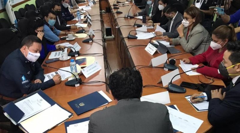 Diputados del congreso de Guatemala citan a personal del ministerio de desarrollo por que personas fallecidas reciben el bono de mil quetzales.