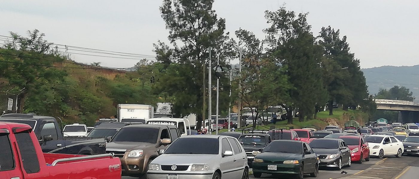 aglomeración de carros en Guatemala después de el cierre del país, personas que estaban en confinamiento buscan alimentos