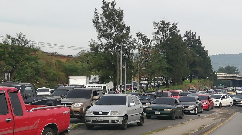 aglomeración de carros en Guatemala después de el cierre del país, personas que estaban en confinamiento buscan alimentos