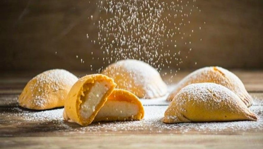 deliciosas empanadas de manjar espolvoreadas con azúcar glass