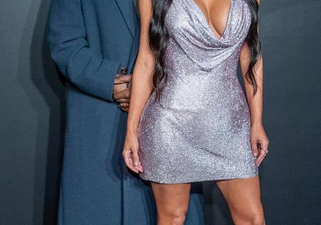 Kim Kardashian con sexy vestido plateado, junto a su esposo