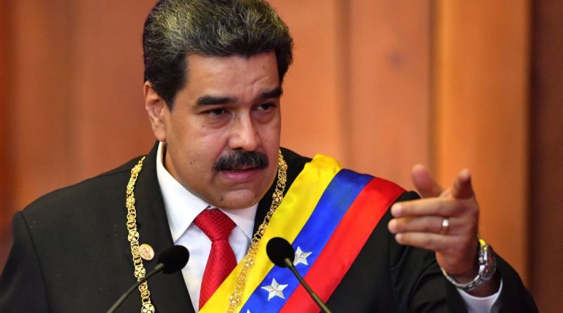 Nicolás Maduro con la banda presidencial dando un discurso.