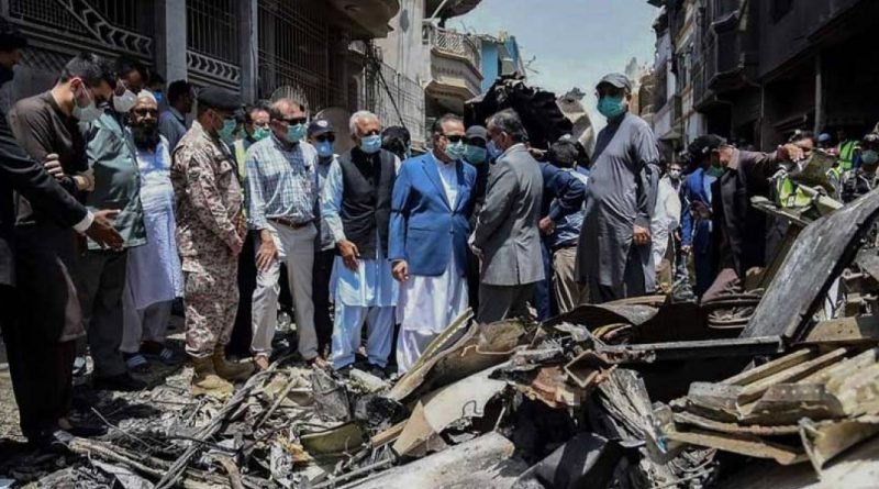 Escena de escombros de un accidente aéreo en Pakistán.