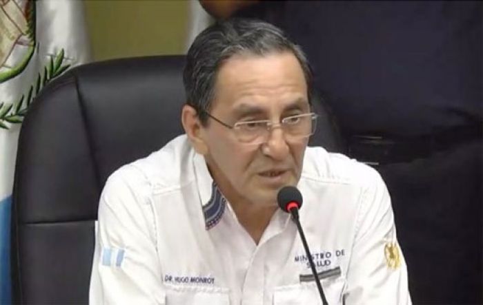 hugo monroy vestido con camisa blanca da una conferencia para informar los contagios con covid-19 en Guatemala