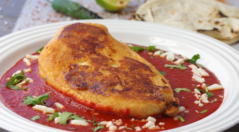 Delicioso chile relleno con salsa roja, listo para comer