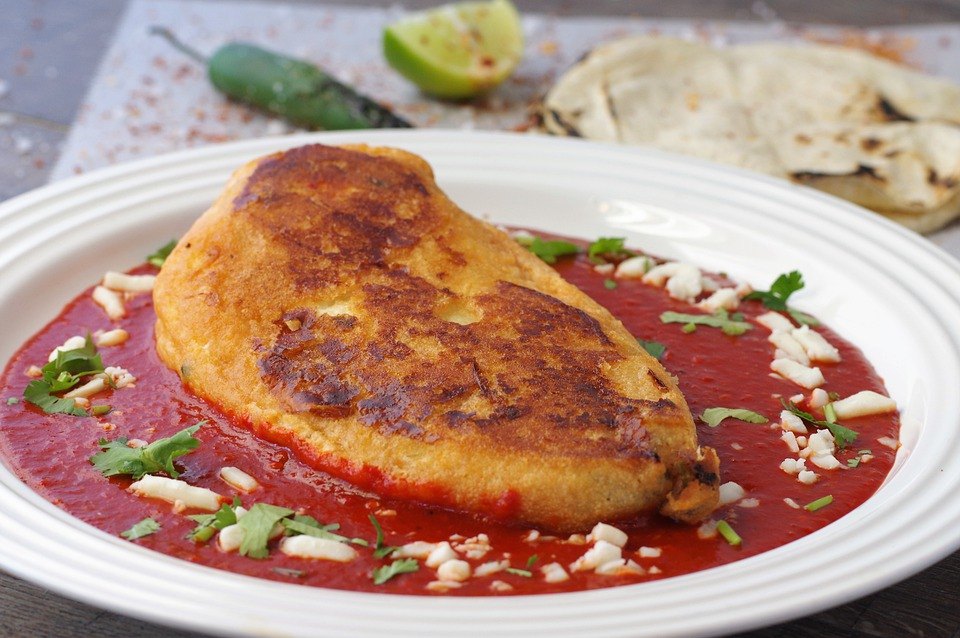 Delicioso chile relleno con salsa roja, listo para comer