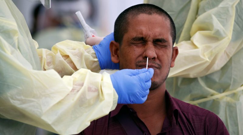 Paciente con coronavirus, medicos le realizan el doloroso hisopado, se ve en su expresión de dolor