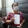 indígena guatemalteca recibe su recibo de luz marcado con el bono familiar
