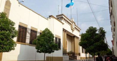 Fotografia de la Casa Presidencial de Guatemala con la bandera ondeando