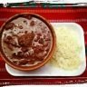 Exquisito platillo de frijoles colorados con chicharrón, plato de la gastronomía guatemalteca.
