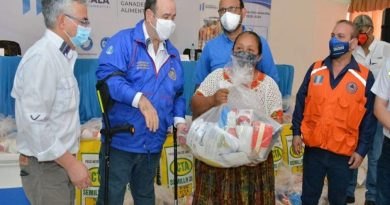 Entrega de bolsa de viveres del plan alternativo