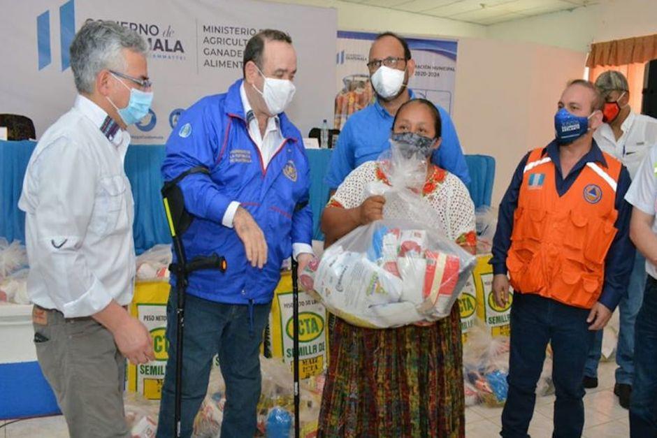 Entrega de bolsa de viveres del plan alternativo