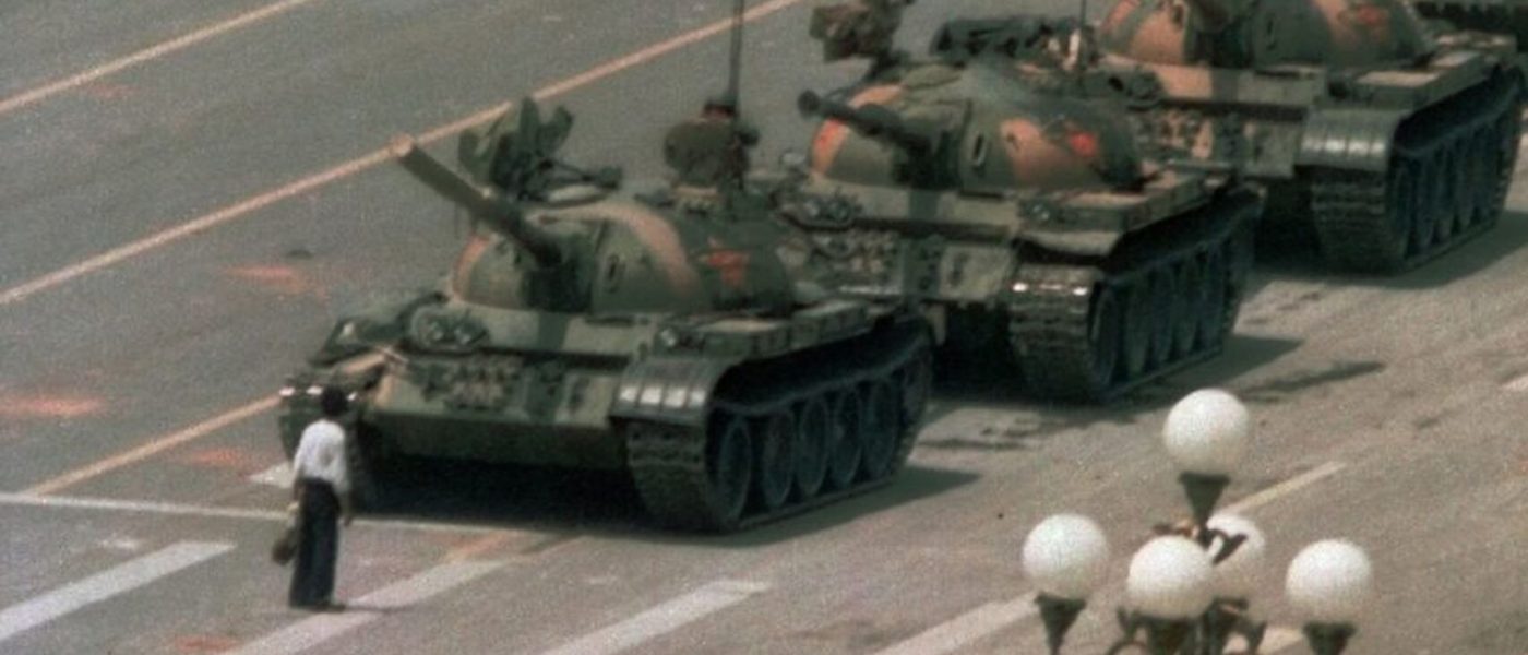 Manifestante chino se para enfrente de los tanques durante la brutal masacre de Tiananmen