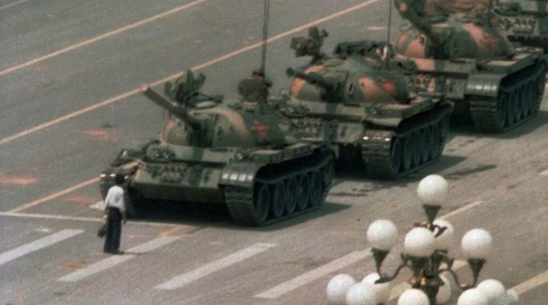 Manifestante chino se para enfrente de los tanques durante la brutal masacre de Tiananmen