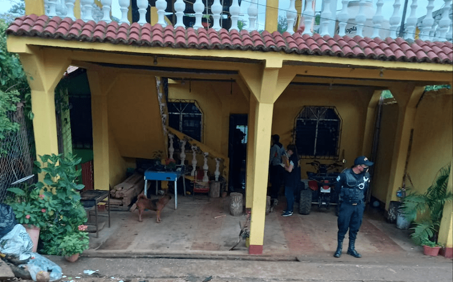 Capturan a banda de delincuentes integrada por agentes de la PNC 1 allanamientos en contra de una banda de delincuentes integrada por agentes de la PNC.