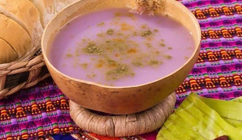 Atol Shuco bebida de la gastronomía guatemalteca, su sabor es algo ácido y es de color lica, se acompaña de chile y frijoles negros.