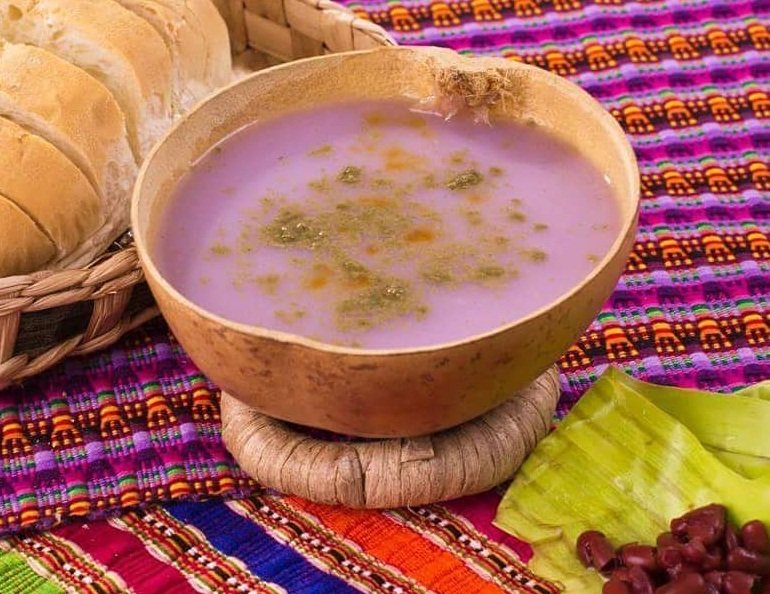 Receta de Atol Shuco chapin 1 Atol Shuco bebida de la gastronomía guatemalteca, su sabor es algo ácido y es de color lica, se acompaña de chile y frijoles negros.