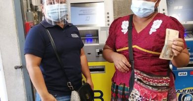 Beneficiada cobrando el Bono Familiar, una ayuda gubernamental de Guatemala por la pandemia
