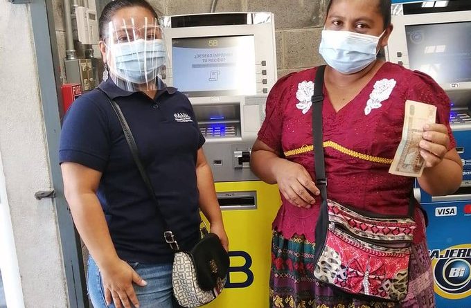 Beneficiada cobrando el Bono Familiar, una ayuda gubernamental de Guatemala por la pandemia
