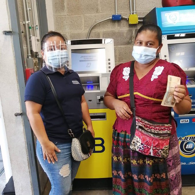 La otra semana Mides dará el 2 pago del bono familia 1 Beneficiada cobrando el Bono Familiar, una ayuda gubernamental de Guatemala por la pandemia