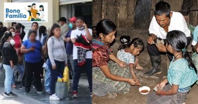 Gente haciendo cola en Guatemala para cobrar el bono familiar