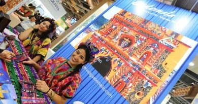 Turismo en Guatemala, una mujer vestida de indigena en un puesto en Francia