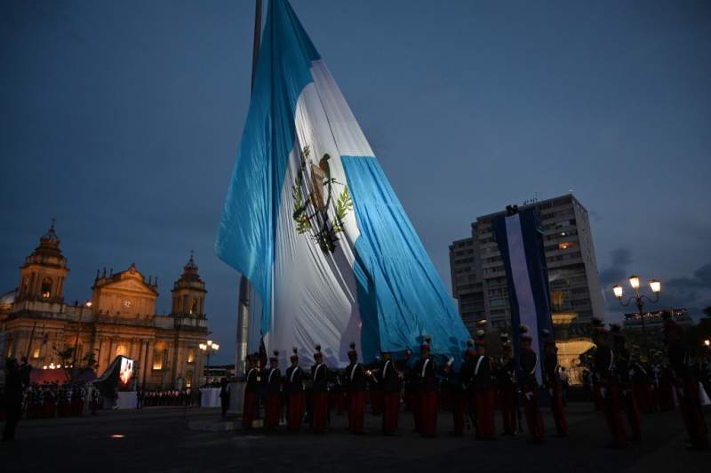 MSPAS perdió el tiempo y por eso se complico la pandemia según AGEI 1 Bandera de Guatemala localizada en el parque central