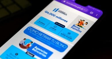 Un celular con una imagen y datos sobre el primer pago del bono familia, ayuda gubernamental que reciben los ciudadanos guatemaltecos