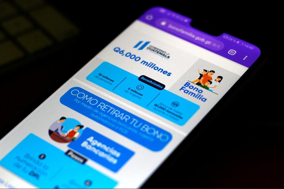 ¿Que hacer si aun no has recibido el primer pago del bono familia? 1 Un celular con una imagen y datos sobre el primer pago del bono familia, ayuda gubernamental que reciben los ciudadanos guatemaltecos