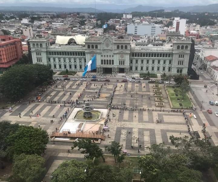 raquítica manifestación de izquierdistas en el parque central de Guatemala, no llegaron ni 100 personas
