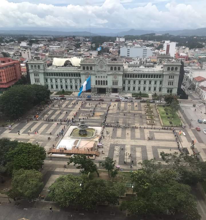 Raquítica y ridícula manifestación de la nefasta izquierda 1 raquítica manifestación de izquierdistas en el parque central de Guatemala, no llegaron ni 100 personas