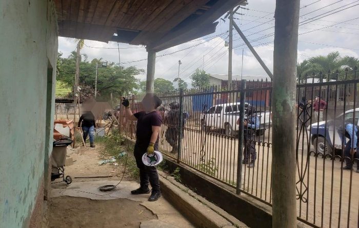 Agentes de la policía desmantelan cámaras de vídeo vigilancia instaladas por la mara salvatrucha en Honduras.