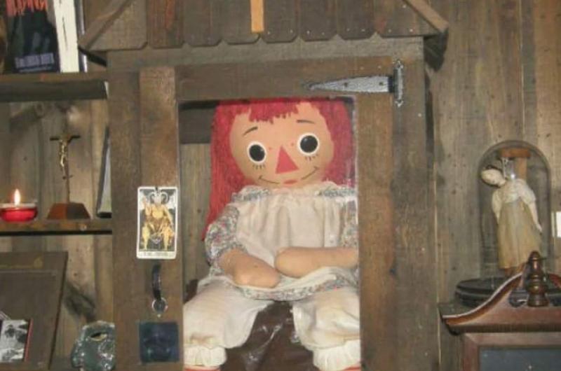 Annabelle la muñeca diabólica desaparece 1 Annabelle Muñeca Ragidi Ann poseída por el diablo, responsable de varias muertes, en la estanteria especial en el museo de los Warren.