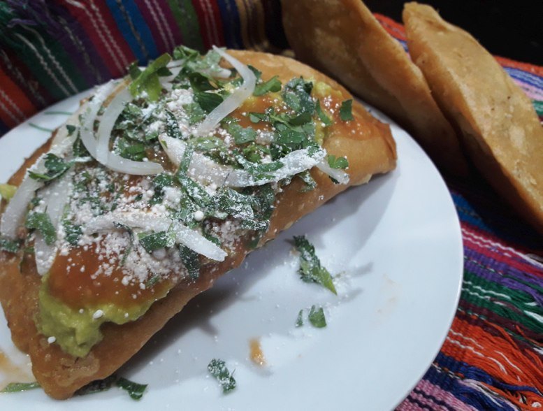 Receta de Dobladas de Loroco y Queso 1 Delicioso platillo de la gastronomía guatemalteca, conocido como dobladas de loroco y queso, sacompañads de salsa roja, cebolla, queso fresco y perejíl