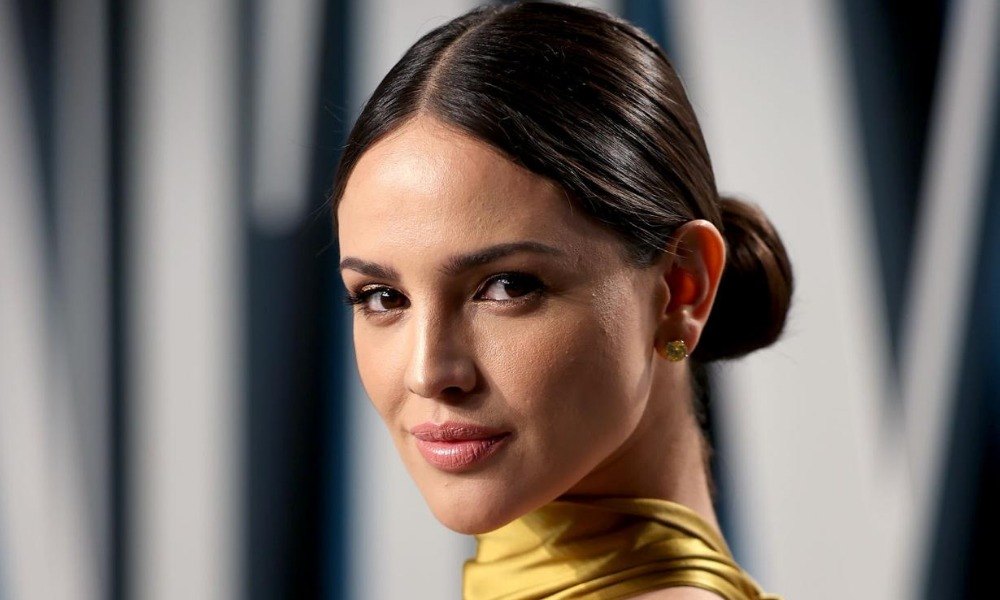 Eiza González sorprende con ceñidos leggings 1 La hermosa cantante y actriz mexicana Eiza González, en la foto solo sale su bello rostro y parte de una blusa amarilla