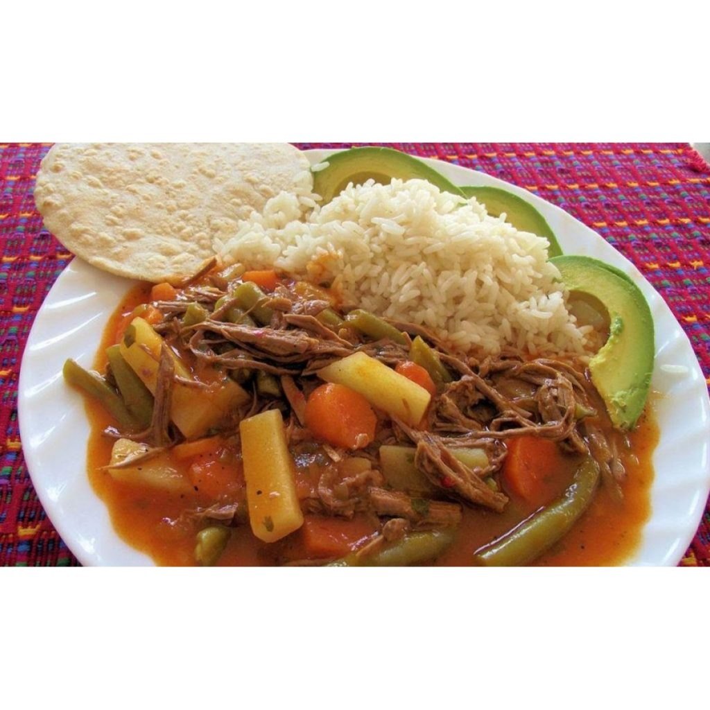 Recetas hilachas de carne guatemaltecas 1 Hilachas de carne Guatemaltecas con arroz y aguacate, exquisita comida de Guatemala