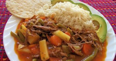 Hilachas de carne Guatemaltecas con arroz y aguacate, exquisita comida de Guatemala