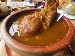 Kak’ik un delicioso platillo tipico de guatemala, este es de pollo, lo puedes degustar en cualquier comedor y siempre se sirven en escudillas de barro.