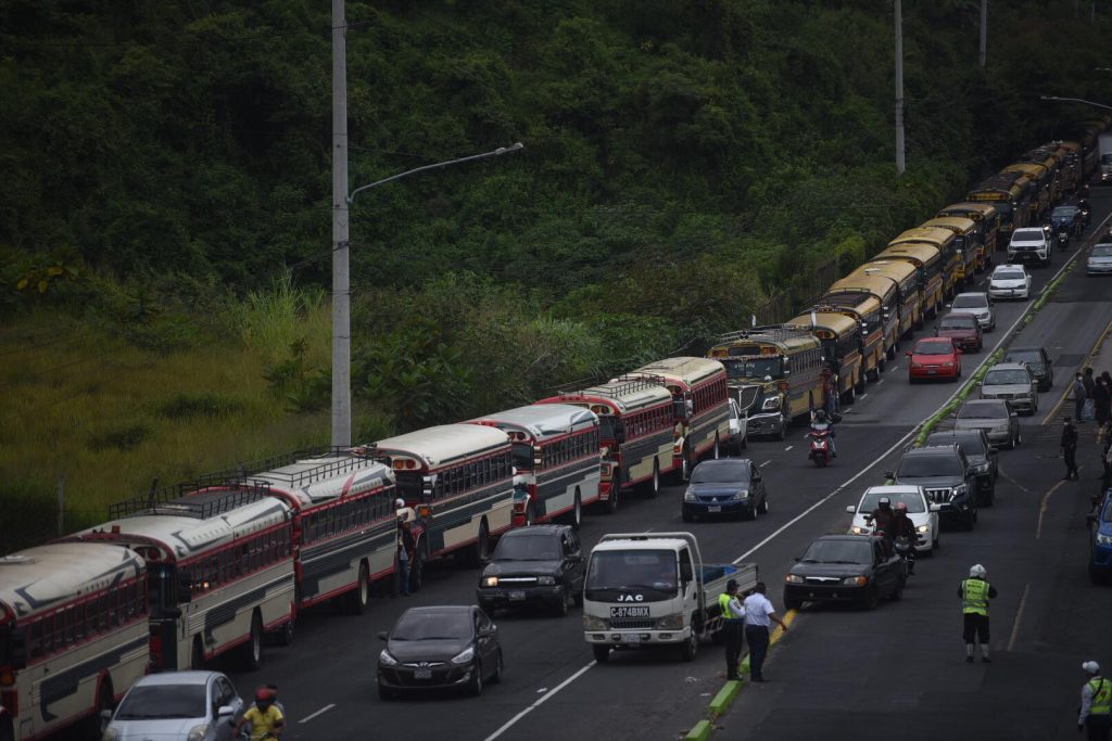 Manifestación de transporte extraurbano 1 Manifestación de buses extraurbanos en Guatemala, se dirigen del pacifico hacia la central de mayoreo, pidiendo incremento al pasaje