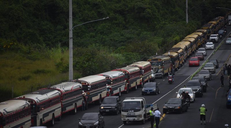 Manifestación de buses extraurbanos en Guatemala, se dirigen del pacifico hacia la central de mayoreo, pidiendo incremento al pasaje